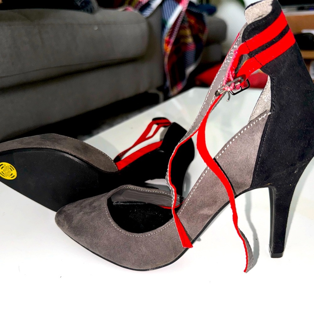 Simply stunning heels. Size 6